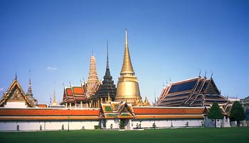 Вид на Chapel of Emerald Buddha и Wat Phra Kheo